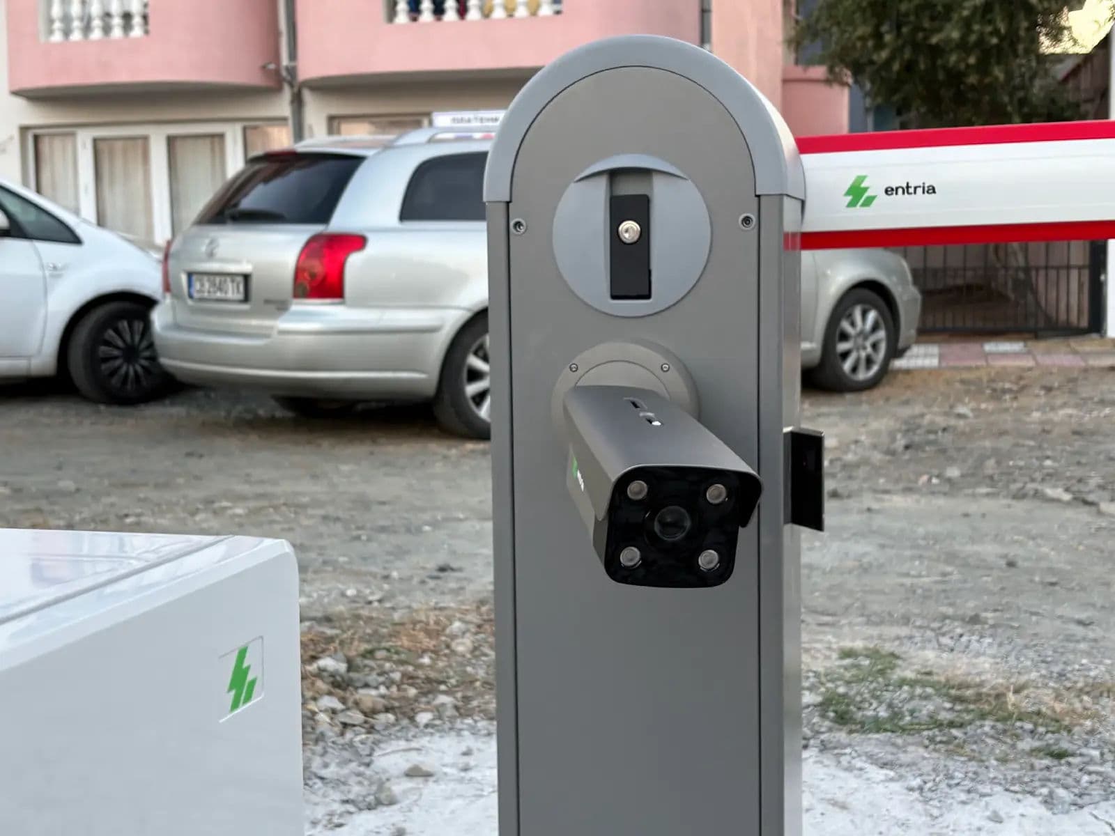 Изходна бариера и монтираната на нея камера hikvision