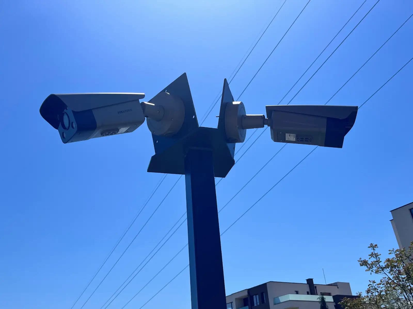 Две HikVision ANPR камери за паркинг в Стара Загора, монтаж на стълб